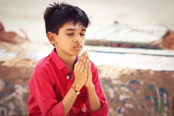 बच्चों को संस्कारवान बनाने का प्रयास सभी करें !